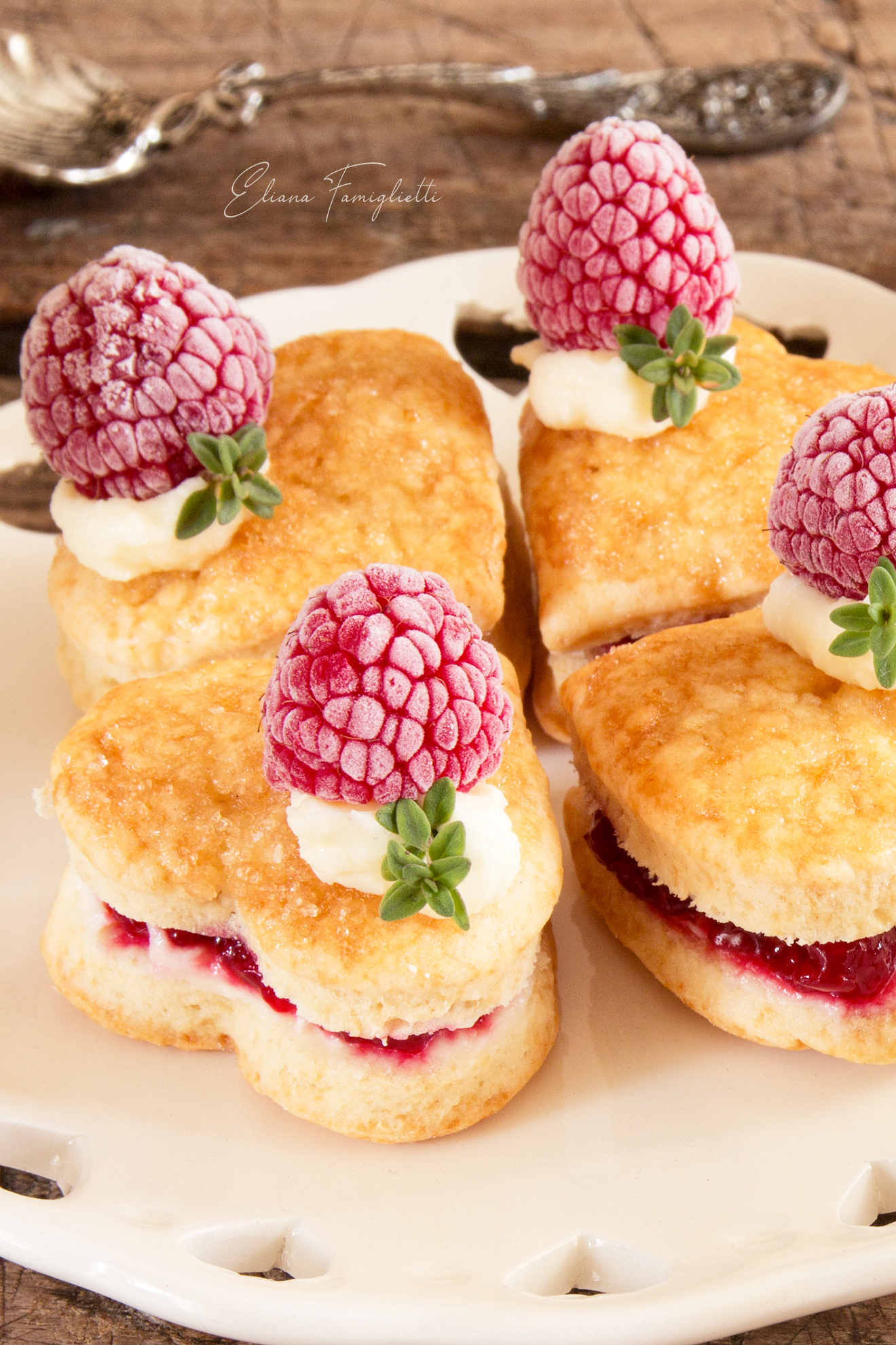 Scones con confettura di lamponi