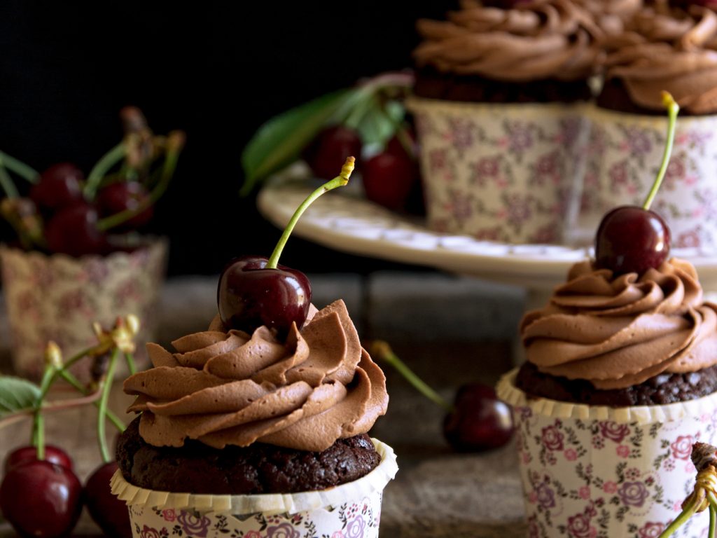 Cupcake alle ciliegie con ganache montata al cioccolato